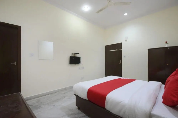 Hotel C-9 by OYO