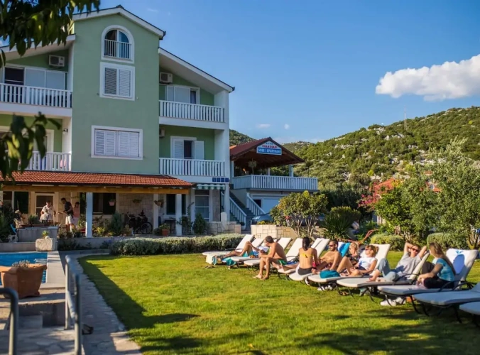 6 Bedrooms Villa