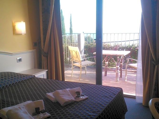 Standard Double room with lake view