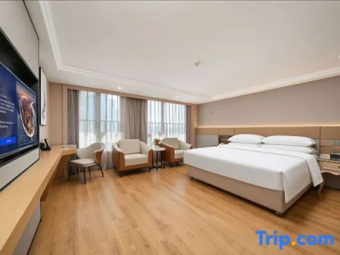 Deluxe Double Suite with street view