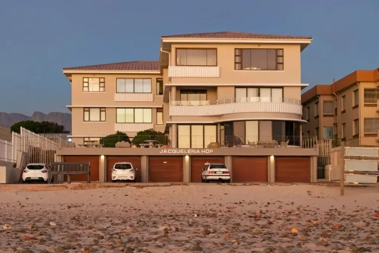 3 Bedrooms Apartment