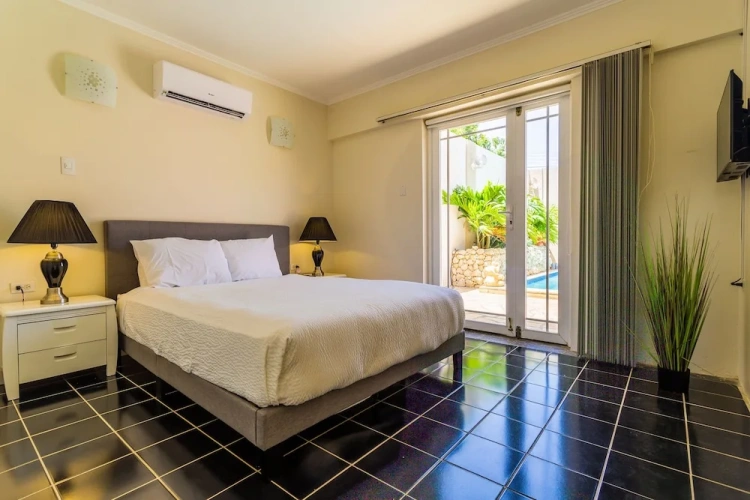 6 Bedrooms Villa