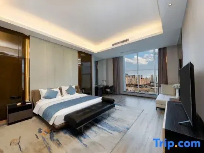 Deluxe Suite with lake view