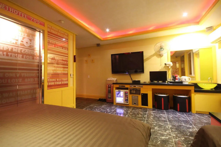 Hotel 2NE1