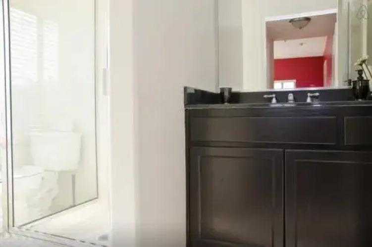 Luxury Apartment Near The Grove - Image 6