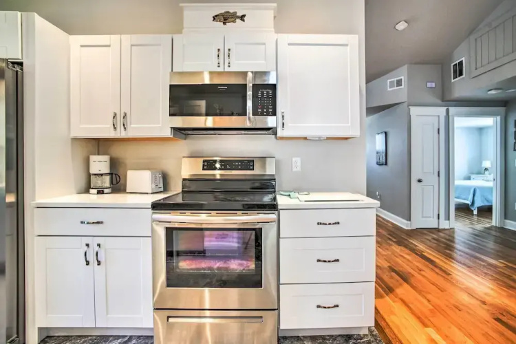 Walk to Shore: Updated Buzzards Bay Cottage!