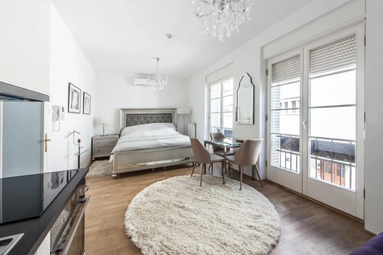 1 Bedroom Double Suite with street view
