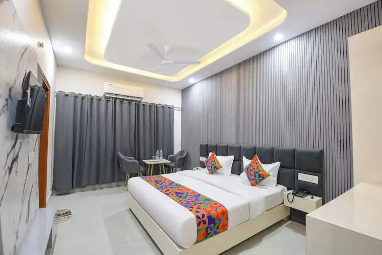 Fabhotel Regal