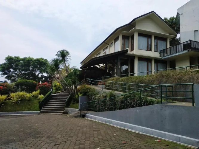 5 Bedrooms Apartment