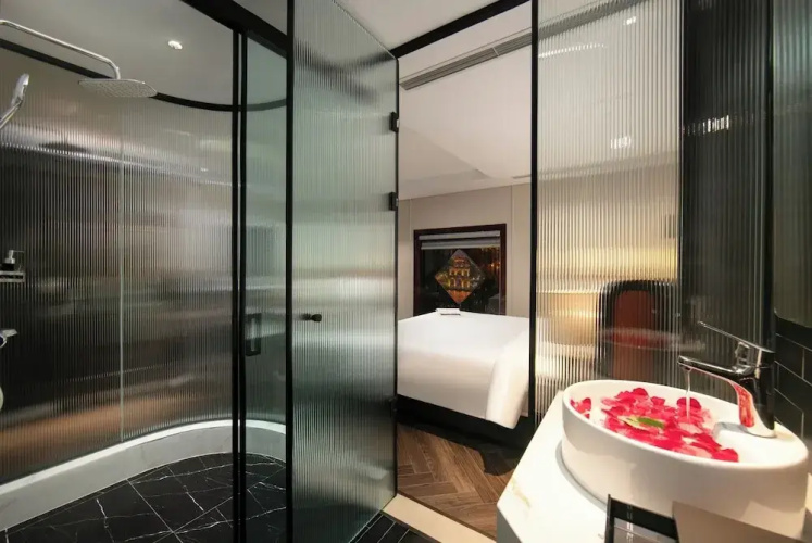 Le Premier Hotel & Rooftop Bar