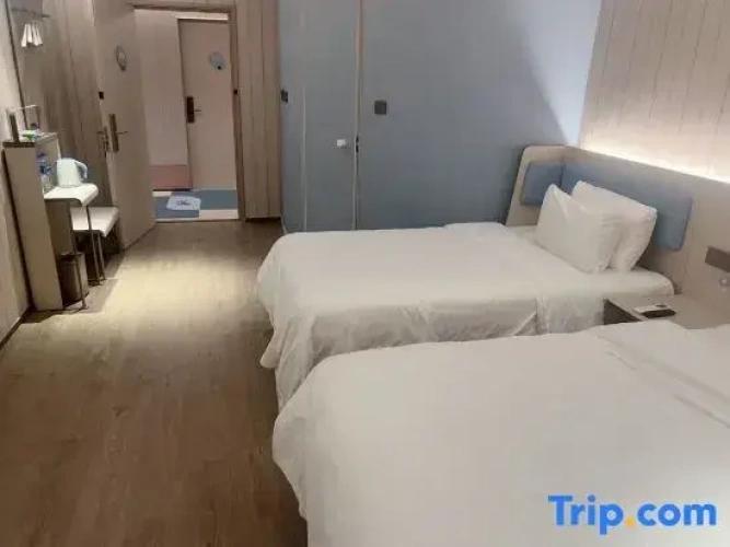 Standard Double room with street view