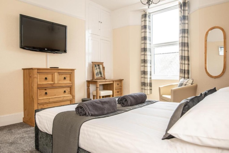 3 Bedrooms Apartment