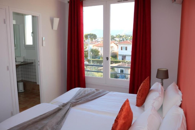 Standard Twin room with garden view