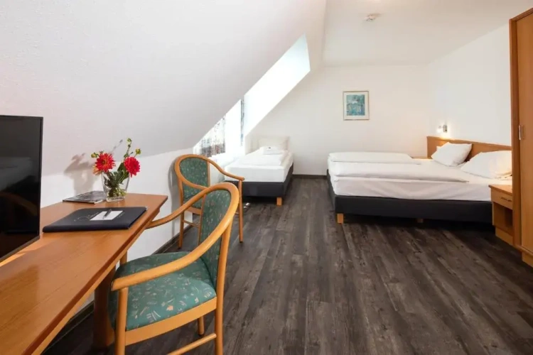 Standard Triple room