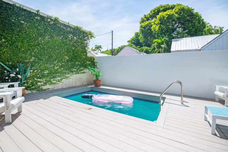 New Rose Petal Petite Suite - Pool Parking