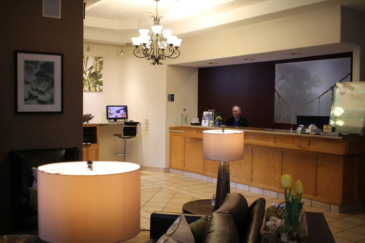 Best Western Plus Des Moines West Inn & Suites