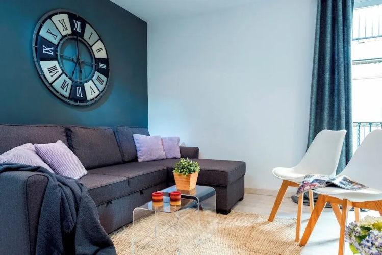 Cozy 1 BD Apartment in Perfect Location Albareda II