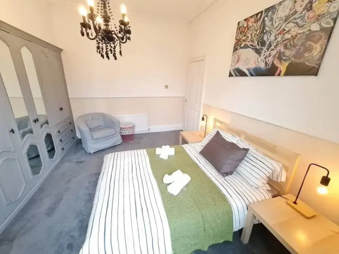 Large 3 Bed Flat Free Parking