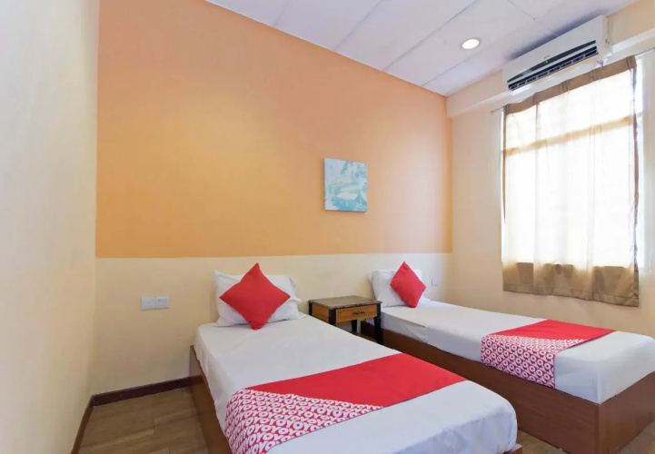 OYO 415 Straits Settlement Inn