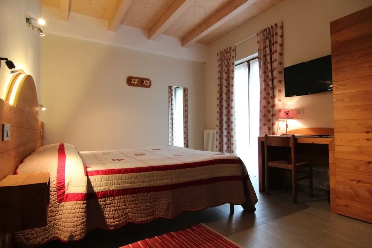 Standard Double room with balcony and with mountain view