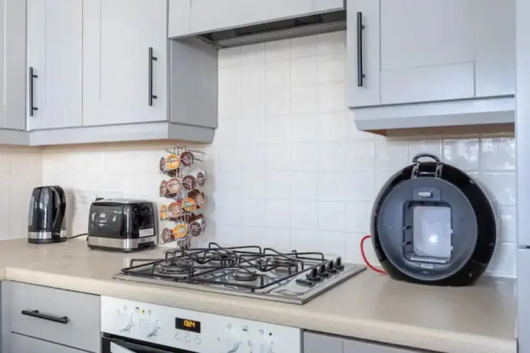 Spacious 3 Bedroom Apt With Parking