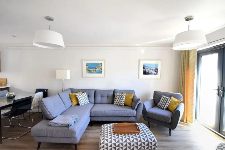 3 Grove Mews
