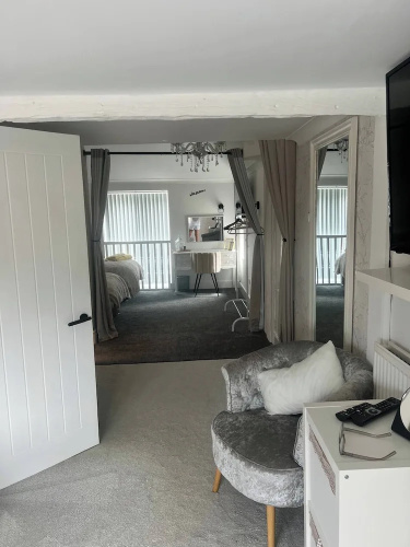 Staysolihull, Large Spacious Corner House,