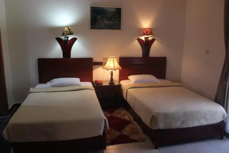Green Desert Hotel