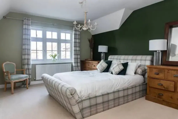 4 Bed-House Sleep 10-Parking-HotTub-Wifi