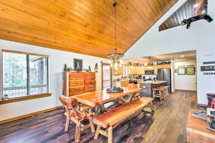 Pinetop Retreat w/ Fire Pit & Game Room!