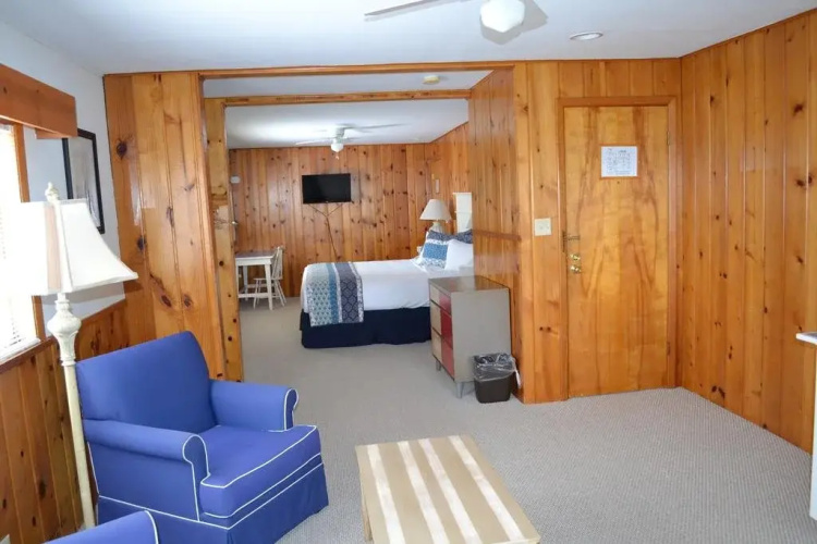 Buzz's Lakeside Inn