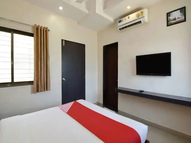 Hotel Mangesh Plaza