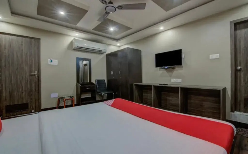 Crystal Studio by OYO Rooms