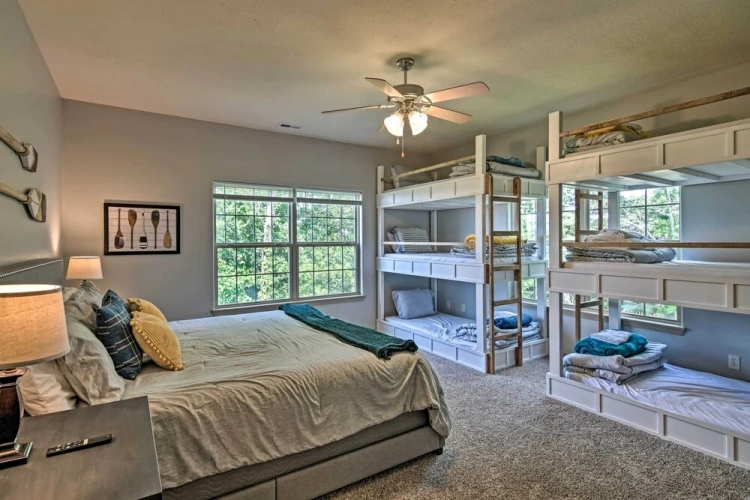 5 Bedrooms Apartment