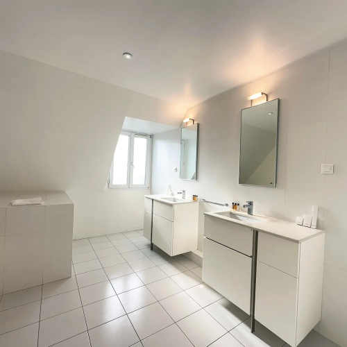 Copernic Line Elegant 3BR Apartment in Paris