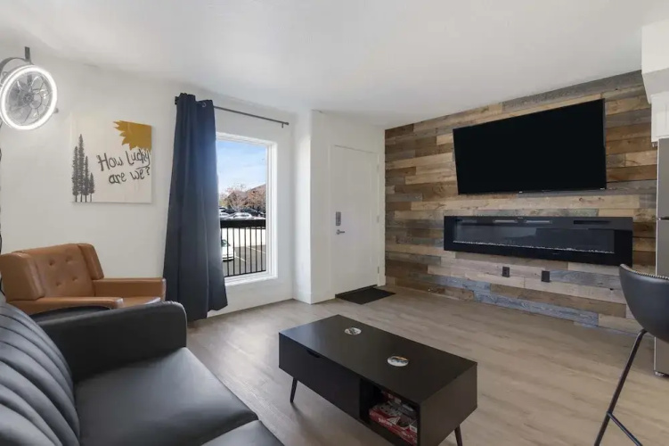 Modern Yote Condo at Roark Creek
