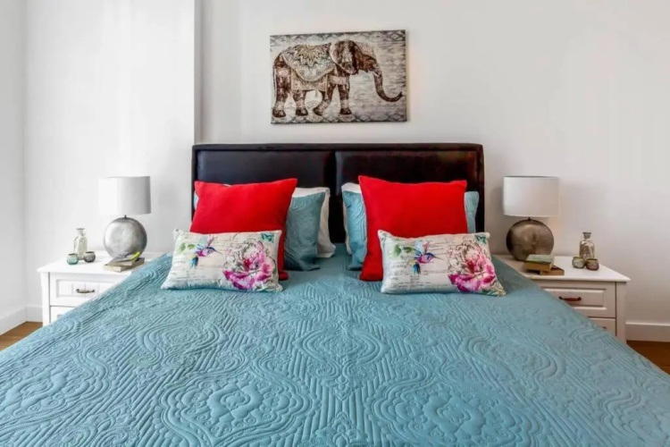 Stunning 2 Bed/2 Bath In Town Centre & Parking!