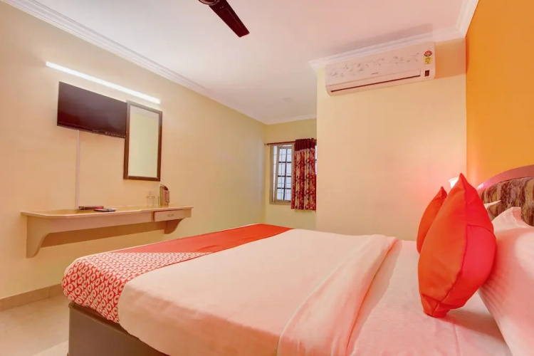 OYO 10596 Hotel Indu