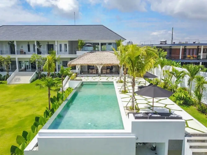 5 Bedrooms Villa