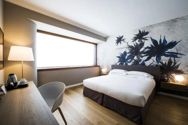 Nh Crystal Hotel