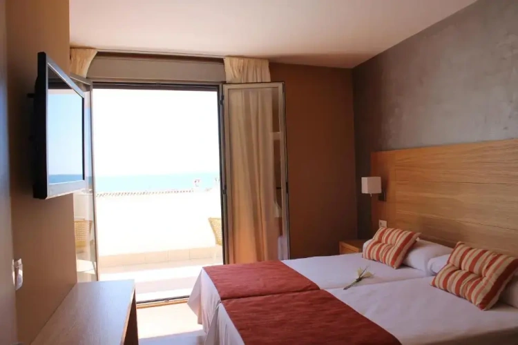 Standard Twin room with sea view