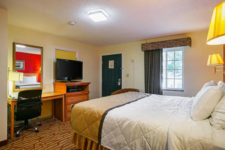 Bay Side Inn & Suites