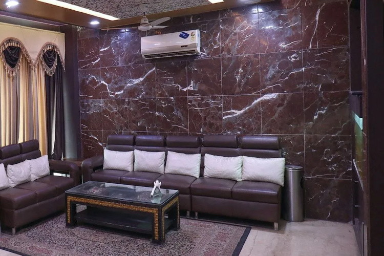 OYO 14867 Hotel Aashadeep