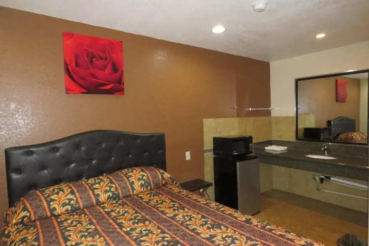 Foxys Den Motel