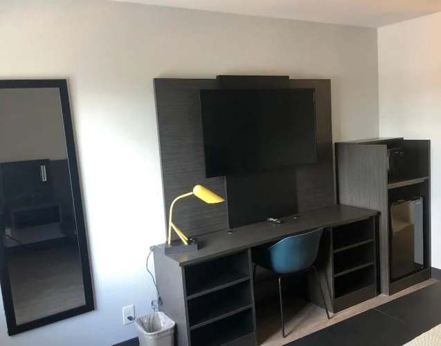 Econo Lodge Inn & Suites