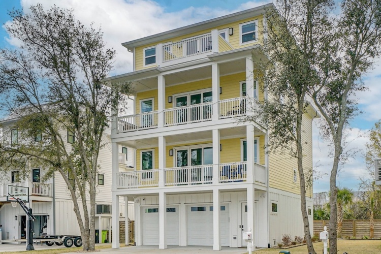 4 Bedrooms Cottage with balcony