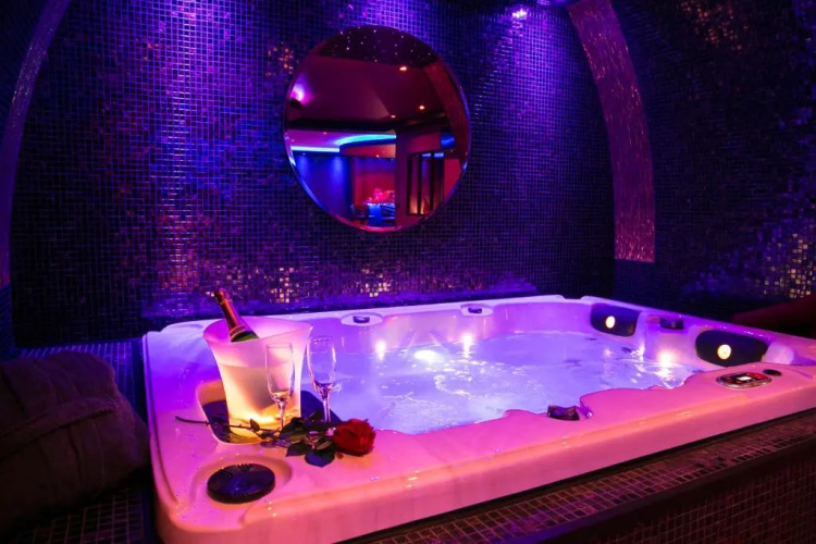 L'Insolite Spa Privatif ''Suite Luxueuse-Jacuzzi"