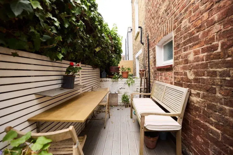 The Fulham Asylum - Modish 2Bdr Flat with Patio