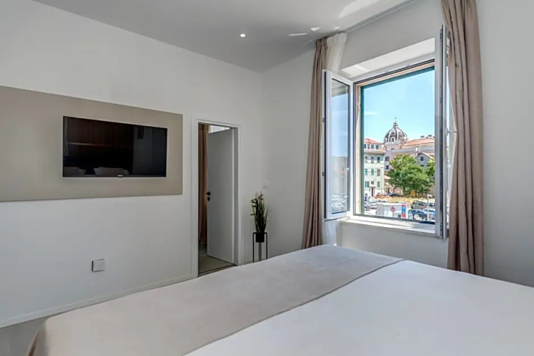 48 Rooms Split