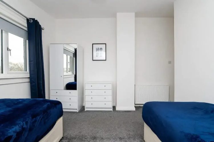 3 Bed House With Driveway